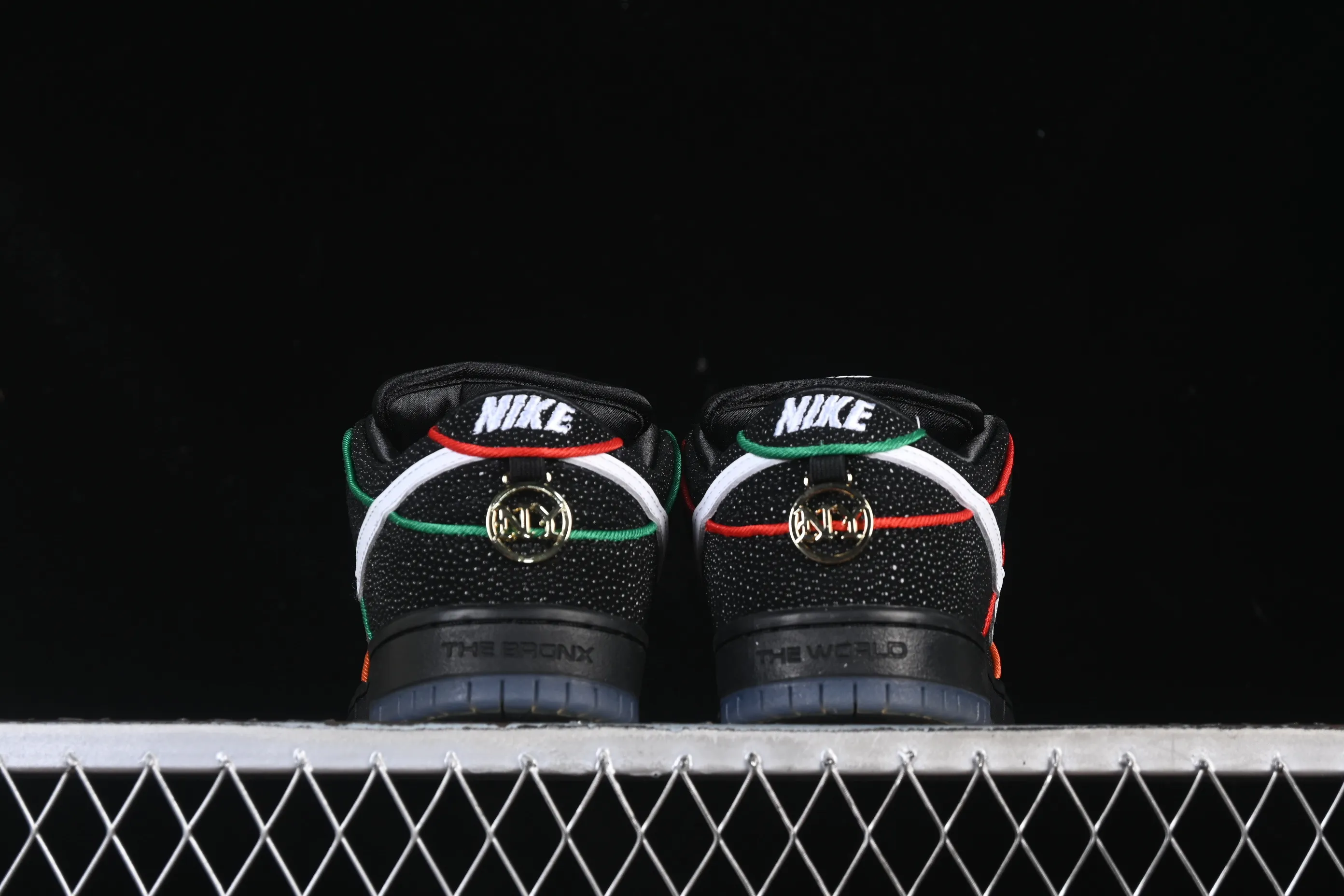 All categories Nk SB Dunk Series Nk SB Dunk Low low-top sneakers Bronx Girls Skate x Nike SB Dunk Low joint model low-top casual skateboard shoes HV1664-001